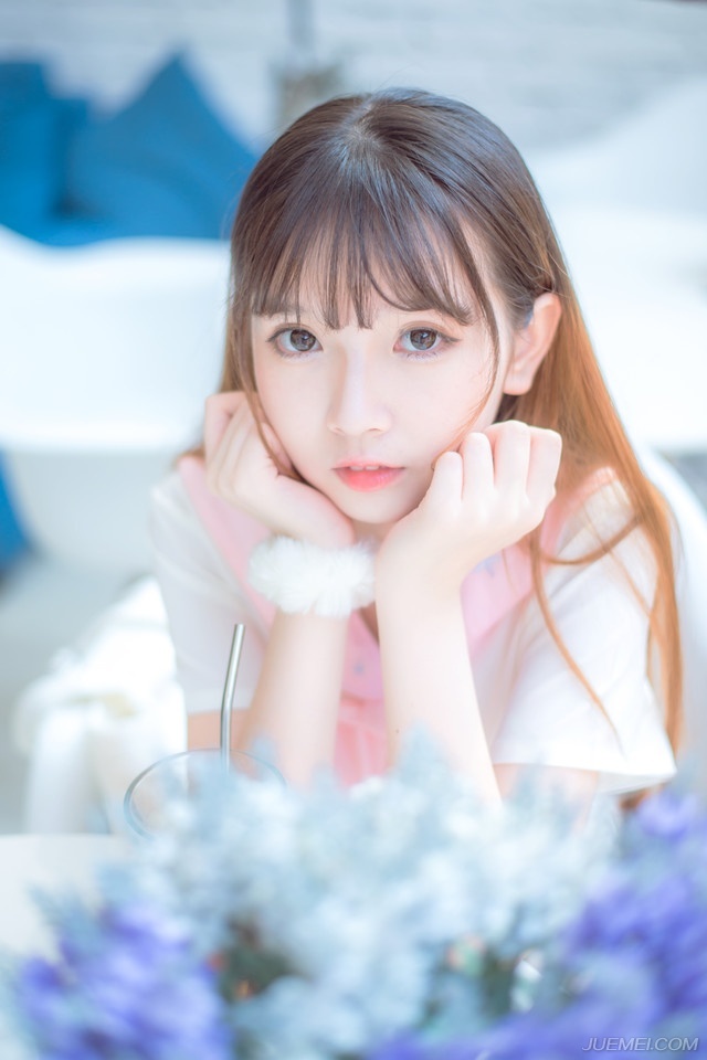 曾认为即使穷困潦倒走头无路，亲情就是最后的稻草，也会伸出温暖的双手。现在慢慢才知道，变质了的亲情就只剩无情了，疏远和冷漠才是真正的面孔!实力永远决定你在亲情中的位置!任何时候只能相信自己。
